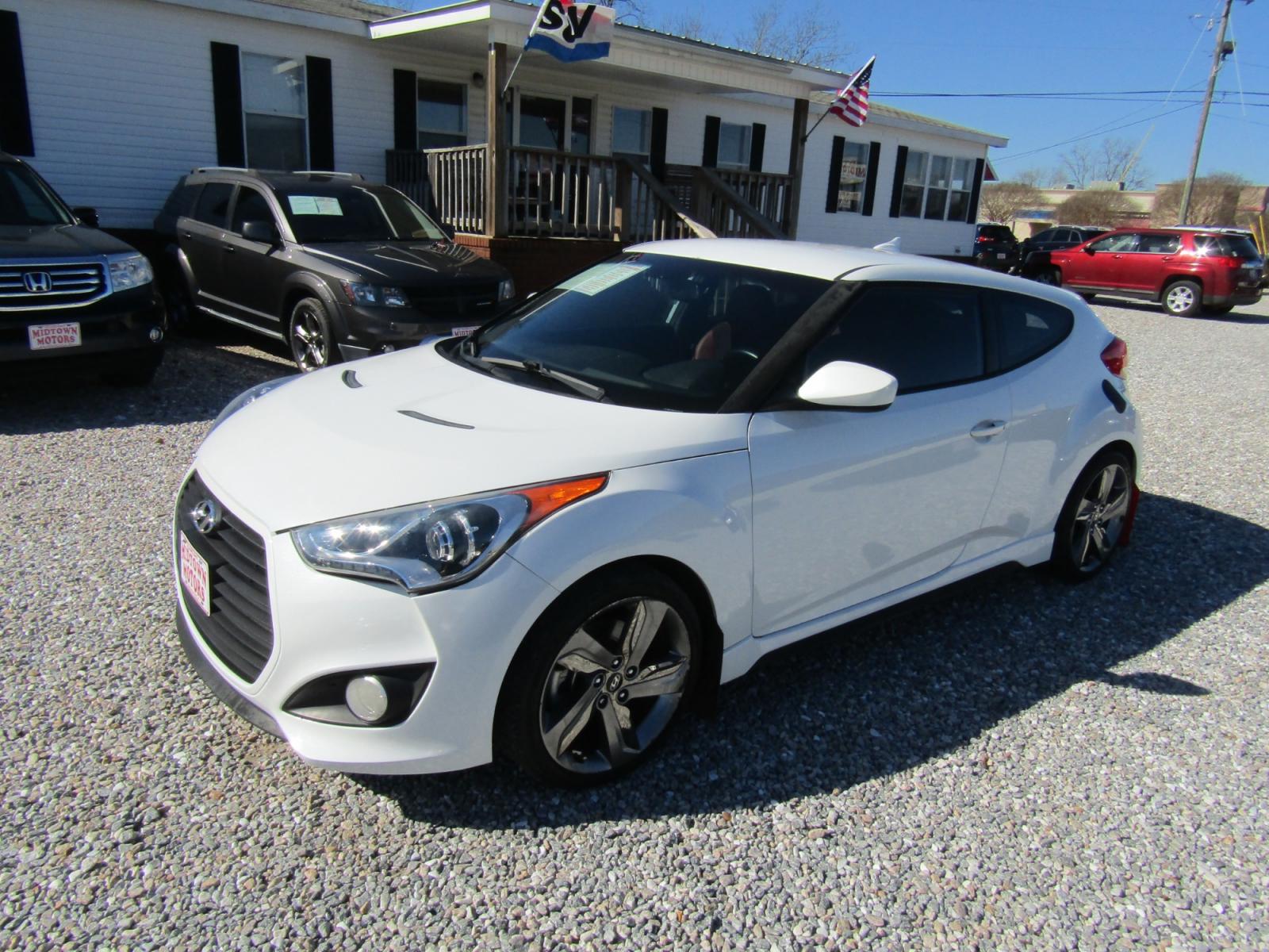 2014 White /Red Hyundai Veloster (KMHTC6AE3EU) with an 4 CYL engine, 6-Speed Manual transmission, located at 15016 S Hwy 231, Midland City, AL, 36350, (334) 983-3001, 31.306210, -85.495277 - Photo #2